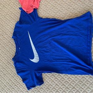 Bundle two shirts, both medium Nikes